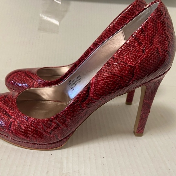 White House black market, Diane red heels size 9 - Picture 8 of 13